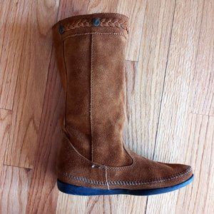 Minnetonka Calf Hi Moccasins Chestnut Brown Suede Flat Studded Boots